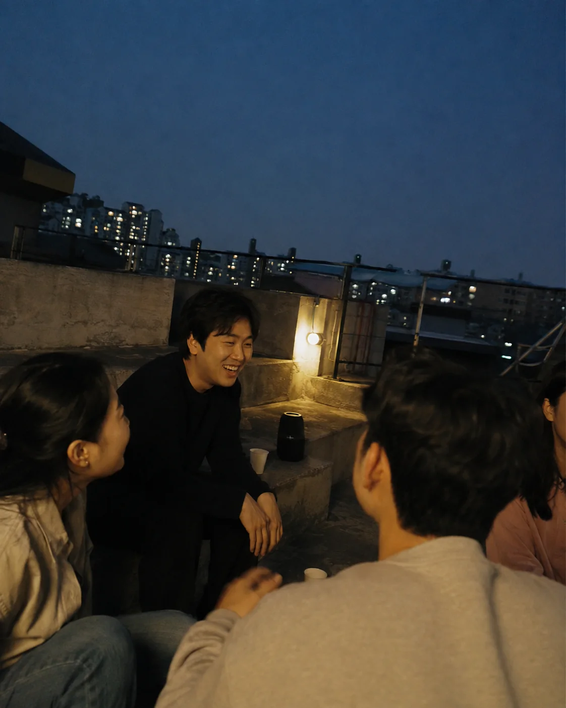 저녁 루프탑에서 편안하게 대화를 나누는 친구들